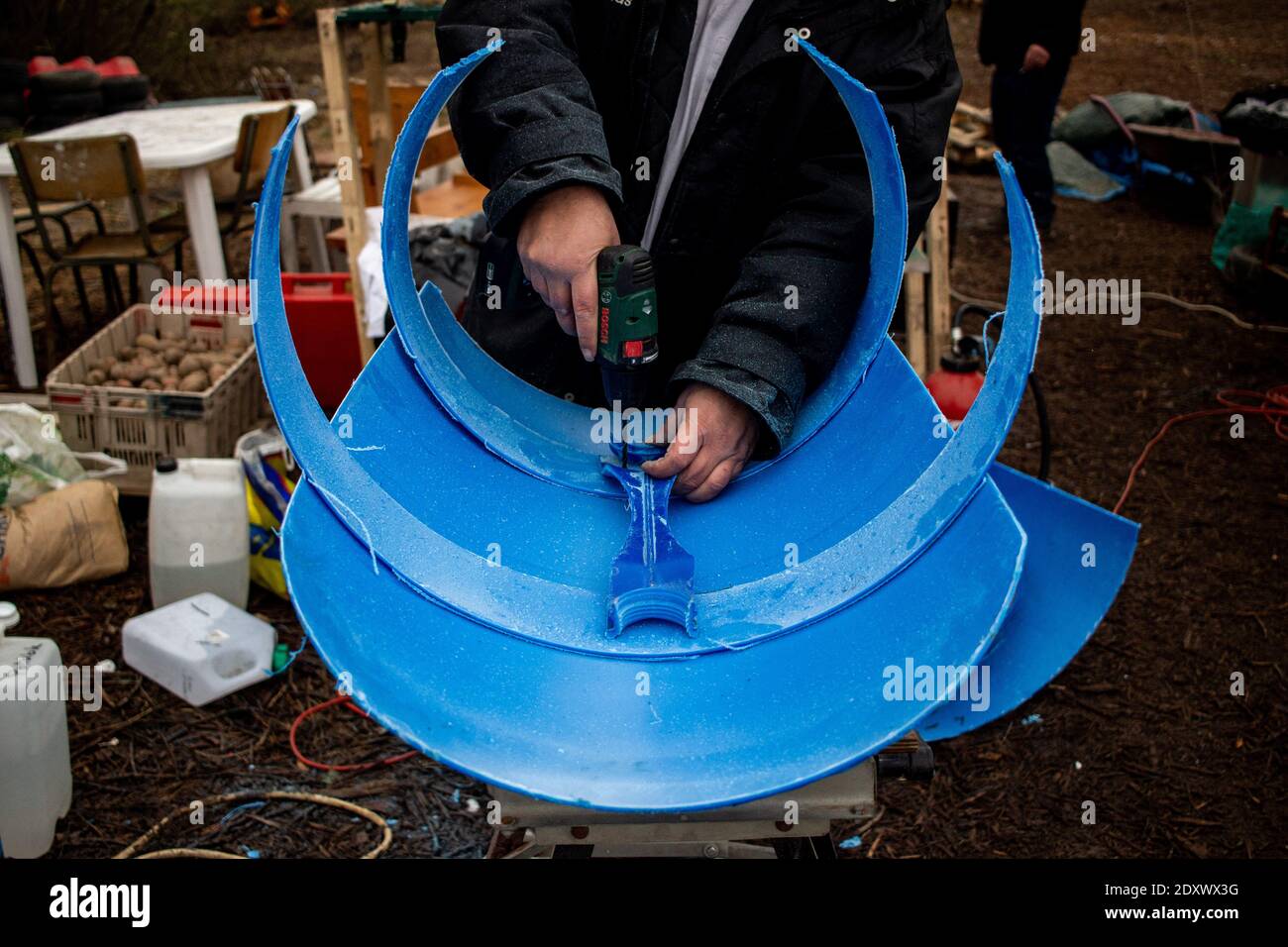 FRA - GILETS JAUNES DE DINAN Samedi 26 Janvier, sur le QG des Gilets Jaunes de Dinan en Bretagne, Fabrication d'un bouclier en plastique pour se Proté Stockfoto