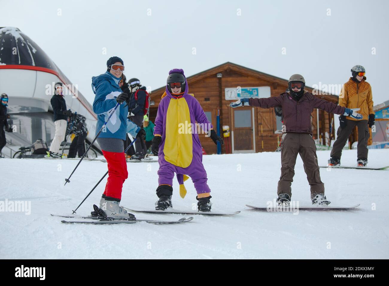 Skipisten mit Skifahrern und Snowboardern Stockfoto
