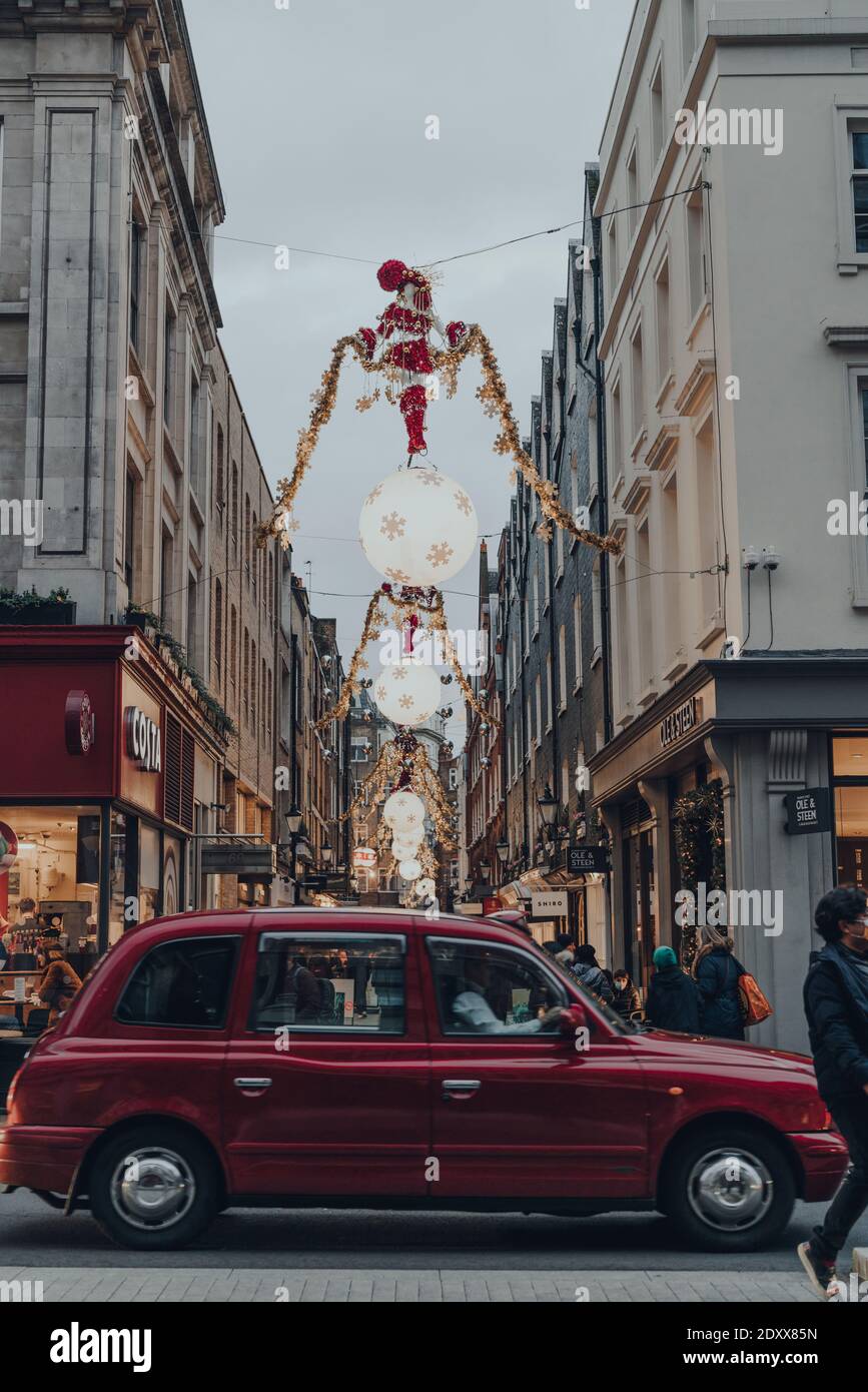 London, Großbritannien - 5. Dezember 2020: Weihnachtsdekorationen am Christopher's Place, einem pulsierenden Stadtviertel mit zahlreichen Boutiquen und Indie-Boutiquen Stockfoto