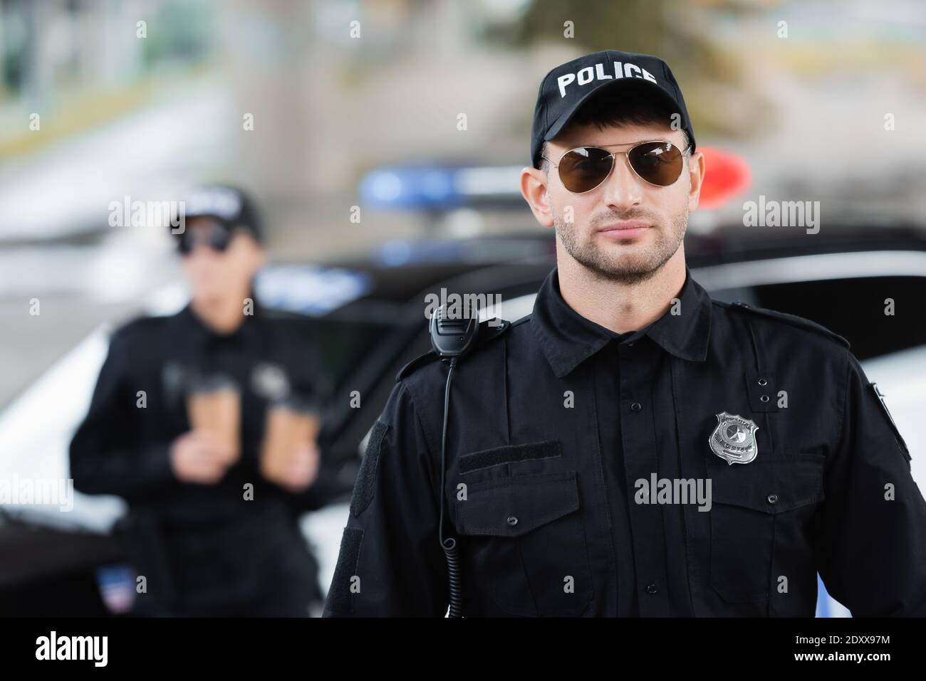 Police with sunglasses -Fotos und -Bildmaterial in hoher Auflösung – Alamy