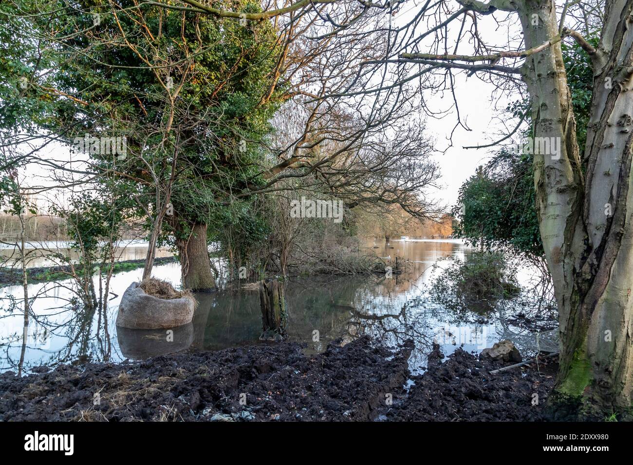 Northampton, Großbritannien 24. Dezember 2020. Nach 24 Stunden starken sintflutartigen Regen gestern den 23. Das Nene Tal ist in Northamptonshire überflutet, als der Fluss Nene überflutete es Ufer an vielen Orten, Foto in der Nähe von Riverside Retail Park aufgenommen. Kredit: K J Smith./Alamy Live Stockfoto