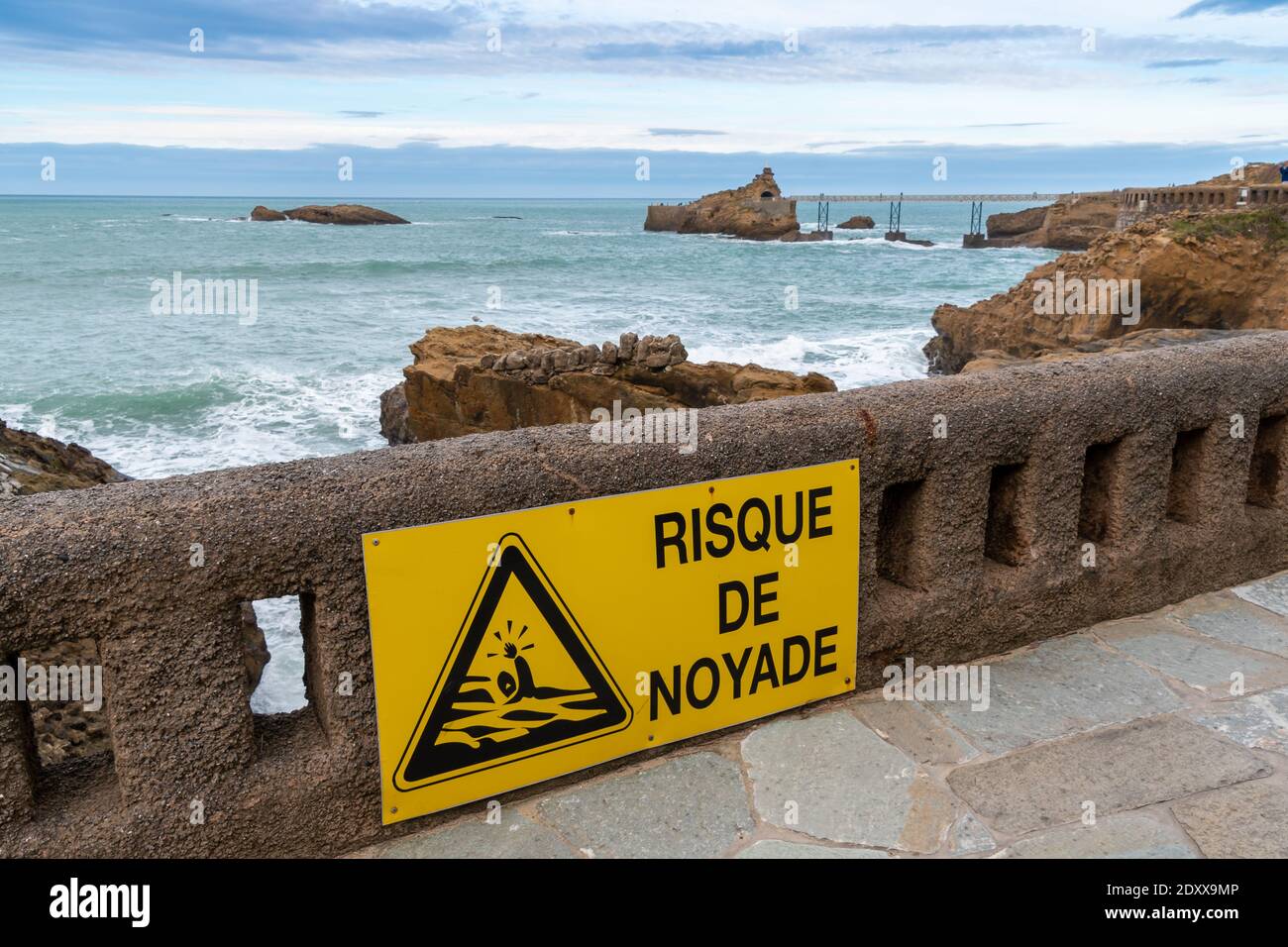 Biarritz, Frankreich : Straßenschild am Rande des Atlantischen Ozeans, Warnung vor der "Gefahr des Ertrinkens" in Französisch geschrieben Stockfoto