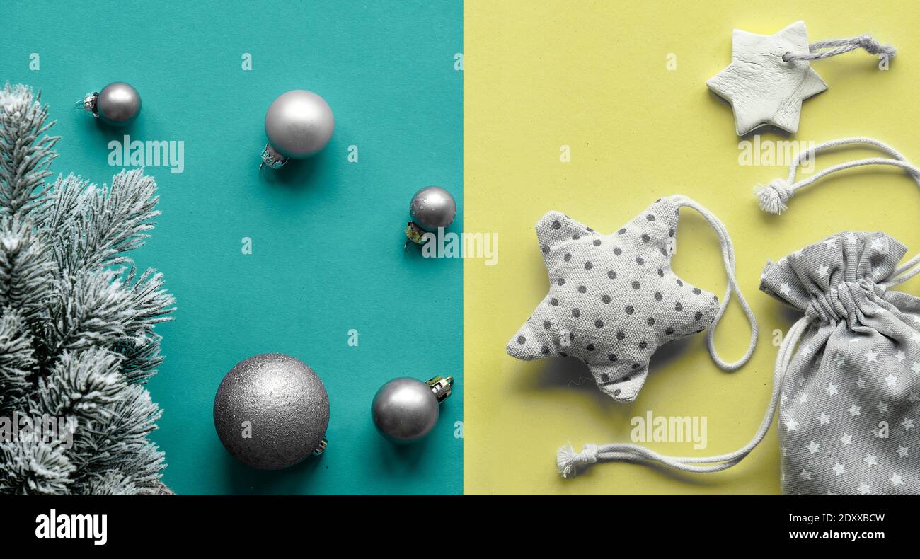 Kunststofffreies Weihnachtskonzept. Panorama-Wohnung lag auf layered grün leuchtend gelben Papier.Wechseln Sie von Kunststoff-Spielzeug zu nachhaltigen Weihnachtsdekorationen Stockfoto
