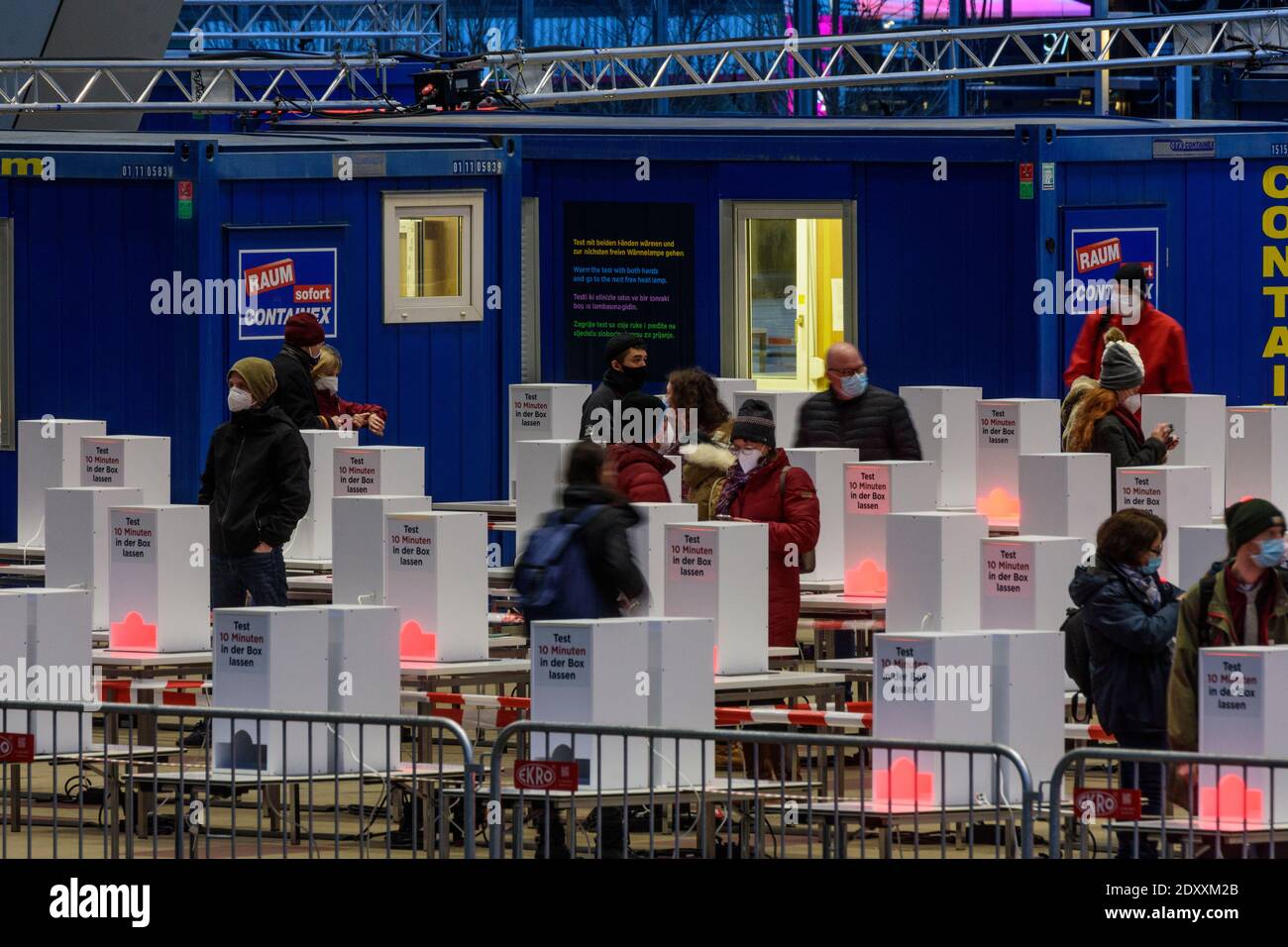 Wien, Wien: Kostenloser COVID-19 Schnelltest der Stadt Wien vor dem Austria Center Vienna warten die Leute 10 Minuten, bis die Probe eff Stockfoto