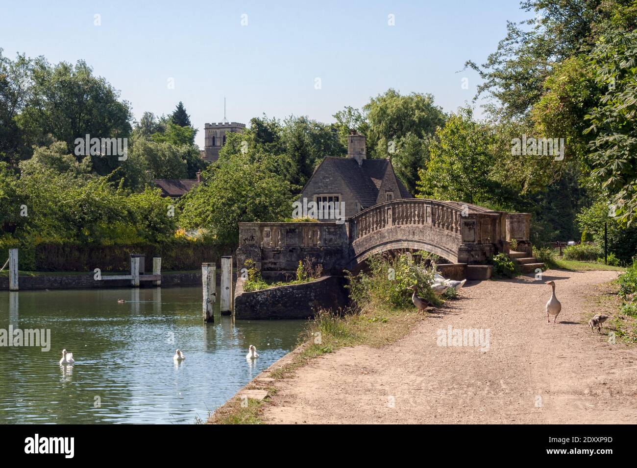 OXFORD, Großbritannien - 01. JULI 2008: Blick auf die Themse bis Iffley Lock und Fußgängerbrücke Stockfoto