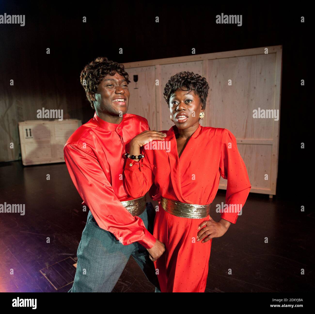 Terry Doe (Model), Akiya Henry (Model) im COLORED MUSEUM von George C. Wolfe im V&A Museum, London SW7 15/10/2011 A Talawa Theatre Company Production Set Design: Jonathan Fensom Beleuchtung: Jason Taylor Regie: Don Warrington Stockfoto