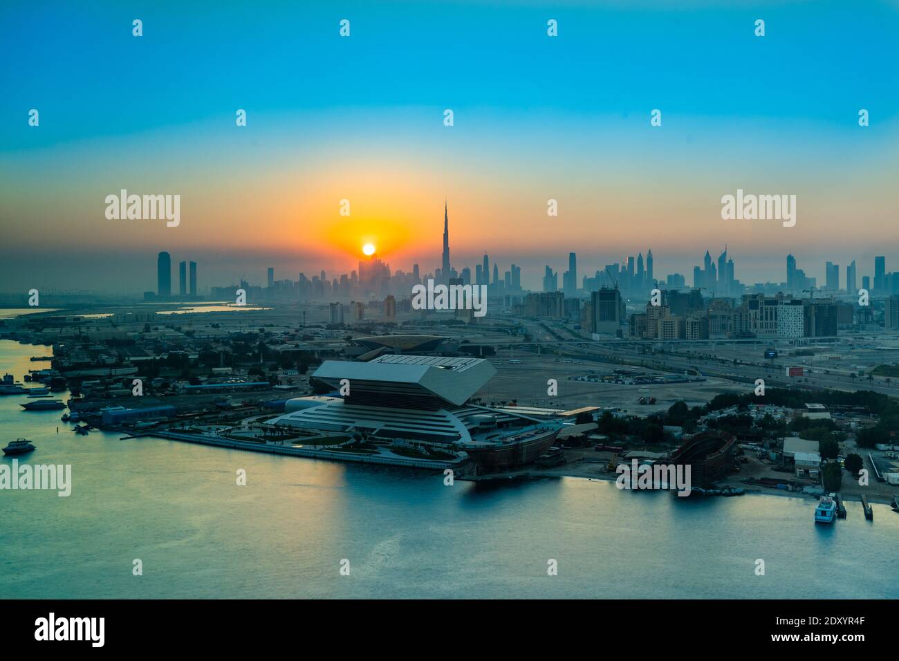 Sonnenuntergang in Dubai Blick auf die Innenstadt oder Dubai Bibliothek, Panorama von Dubai. Die Sonne geht über den Wolkenkratzern oder Gebäuden der modernen Stadt unter Stockfoto