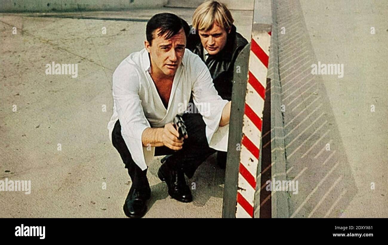 WIE MAN DIE WELT STIEHLT 1968 MGM Film mit Robert Vaughan links und David McCallum Stockfoto