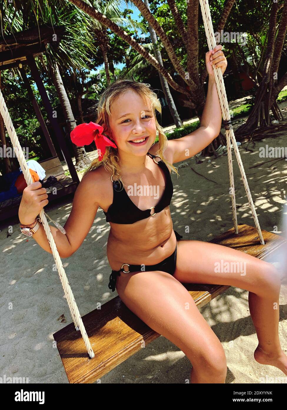 Girl 11 wearing bikini looking -Fotos und -Bildmaterial in hoher Auflösung  – Alamy