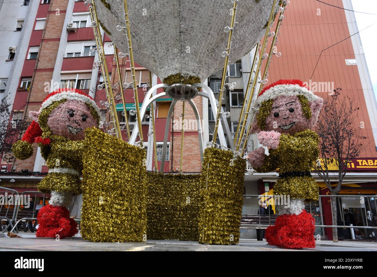 Barcelona, Spanien. Dezember 2020. Weihnachtsschmuck auf einer Straße in Cornellá de Llobregat gesehen. Kredit: SOPA Images Limited/Alamy Live Nachrichten Stockfoto