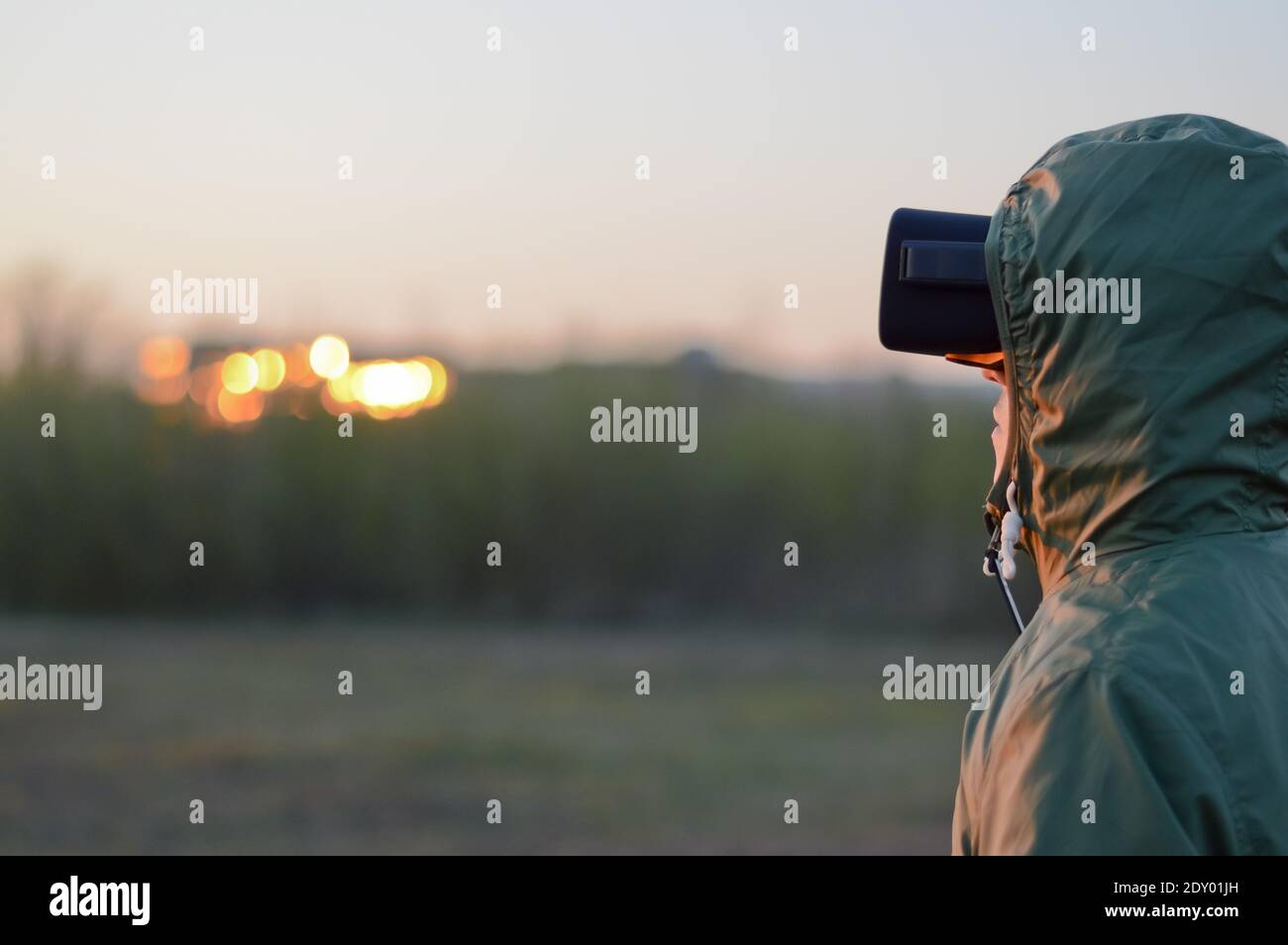 Der Soldat der Zukunft nutzt dazu eine Virtual-Reality-Brille Trainieren und beobachten Sie den Grenzbereich während der Simulation von Der Kampf Stockfoto