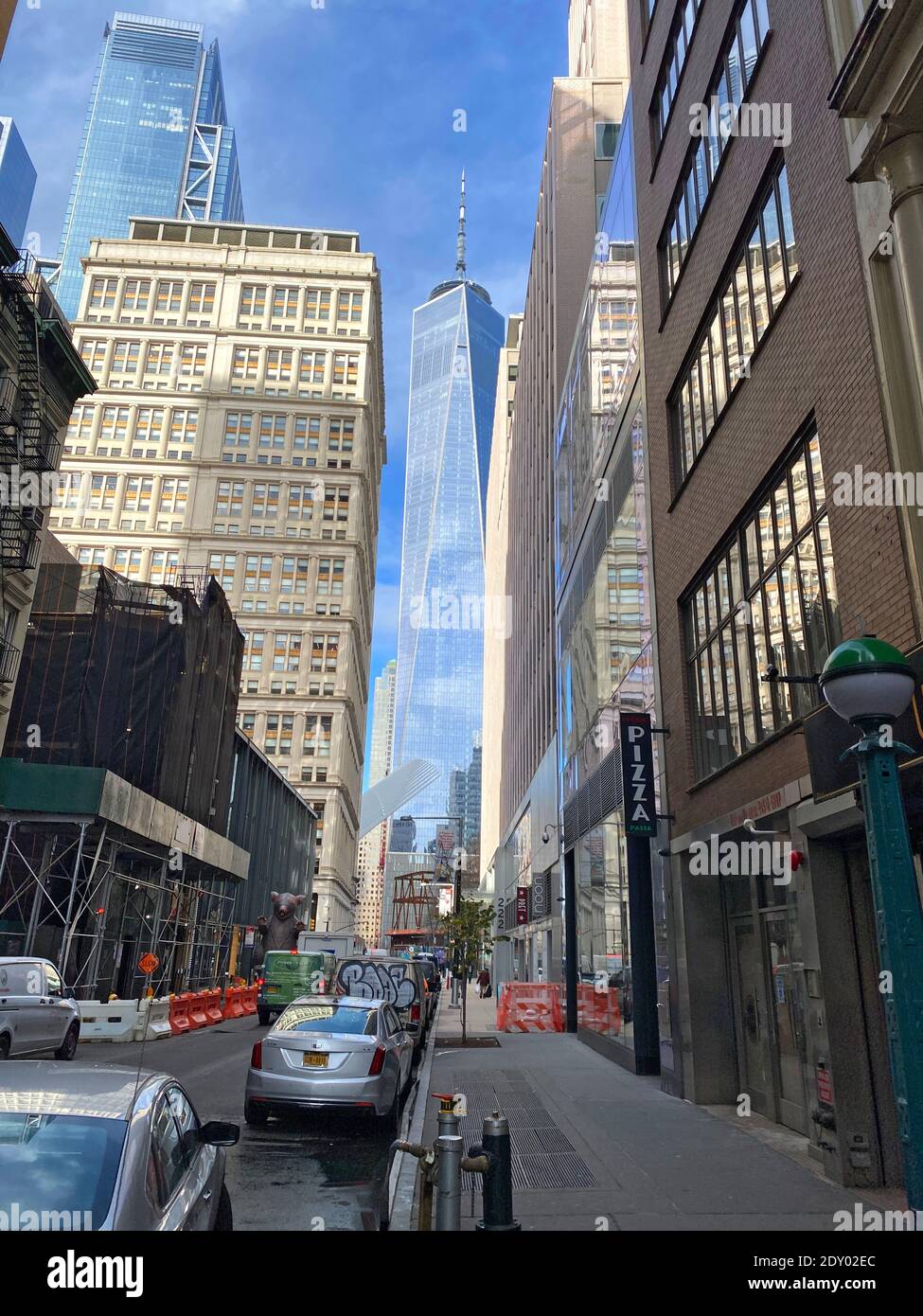 Der Freedom Tower ragt während der zweiten Welle von Covid-19 in Downtown Manhattan in einer verlassenen Fulton Street auf. Stockfoto