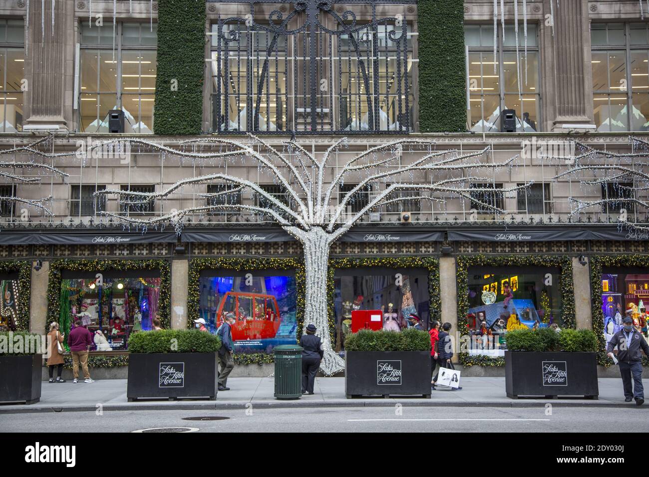 Trotz der Covid-19 Pandemie hält Saks Fifth Avenue mit ihren dekorierten Fenstern am "Black Friday" den Feiertagsgeist aufrecht. Obwohl die Zahlen sind weit unten einige Leute sind aus Einkaufen. Stockfoto