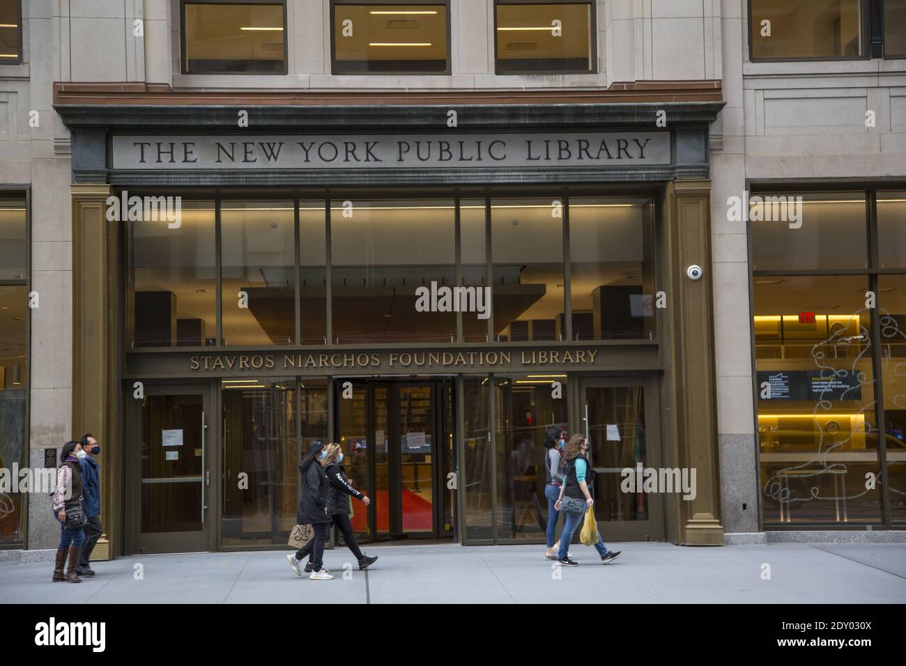 Die größte zirkulierende Zweigstelle der New York Public Library – die Stavros Niarchos Foundation Library in der 5th Avenue in der 40th Street in Midtown Manhattan, New York City. Stockfoto