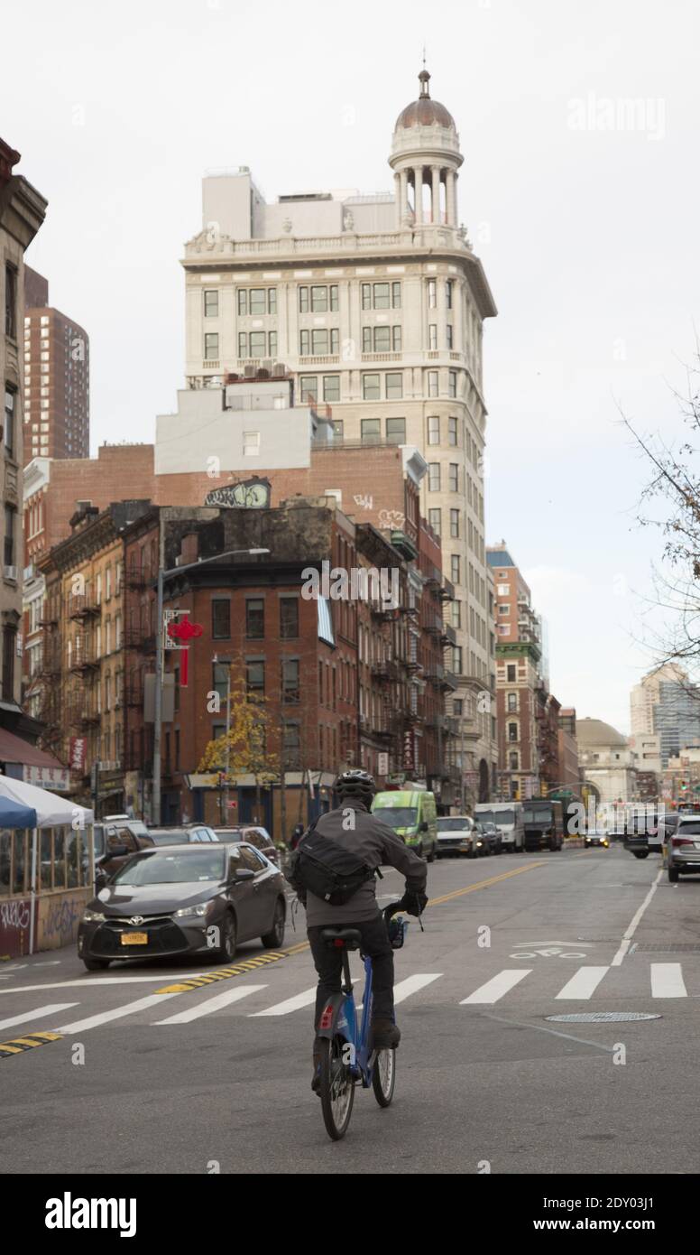 Von Essex auf der Lower East Side blickt man nach Westen auf die Canal Street, wo das klassische Jarmulovsky’s Bank-Gebäude in den Himmel ragen. Jarmulovsky’s Bank, an der südwestlichen Ecke der Canal und Orchard Street, wurde 1912 als Privatbank vom ehemaligen Straßenhändler Sender Jarmulovsky erbaut, der 1873 mit seinen Ersparnissen eine Bank gründete und seinen Kollegen Lower East Siders bescheidener Mittel zukam. Die Bank von Jarmulovsky war in den ersten Jahren ein echter Erfolg in einer Nachbarschaft von Sparern, und er beauftragte das Architekturbüro Rouse und Goldstone, ein prächtiges Bankhaus zu bauen Stockfoto