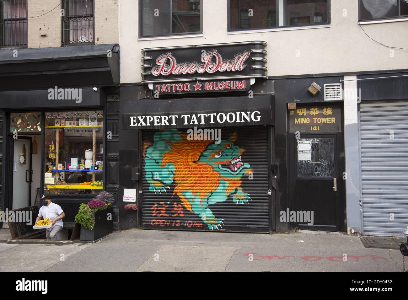 Dare Devil Tattoo Museum in der Division Street in Chinatown, Lower East Side, Manhattan. Stockfoto