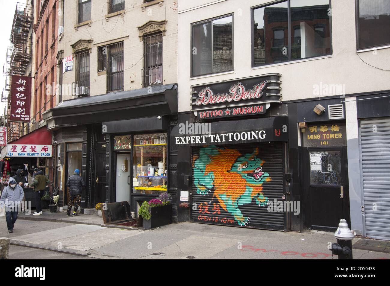 Dare Devil Tattoo Museum in der Division Street in Chinatown, Lower East Side, Manhattan. Stockfoto