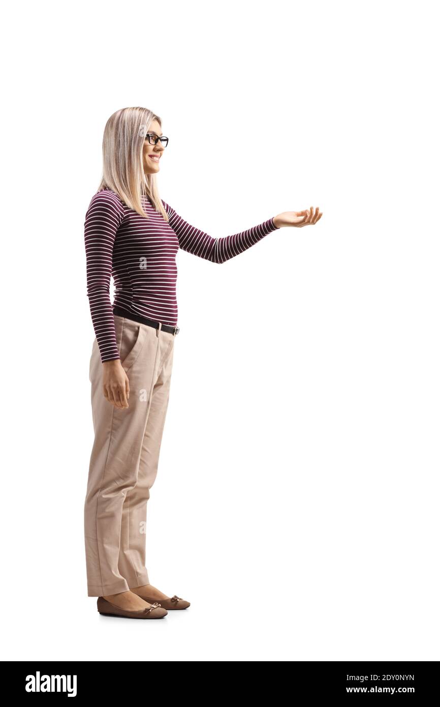 In voller Länge Profilaufnahme einer jungen Frau, die den Arm ausbreitet Vorwärts und Warten isoliert auf weißem Hintergrund Stockfoto