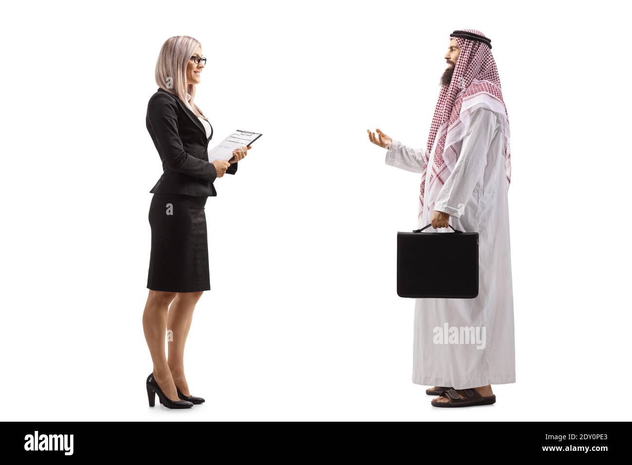 In voller Länge Profilaufnahme einer Geschäftsfrau mit einem Dokument Und im Gespräch mit einem saudi-arabischen Geschäftsmann isoliert auf weiß Hintergrund Stockfoto