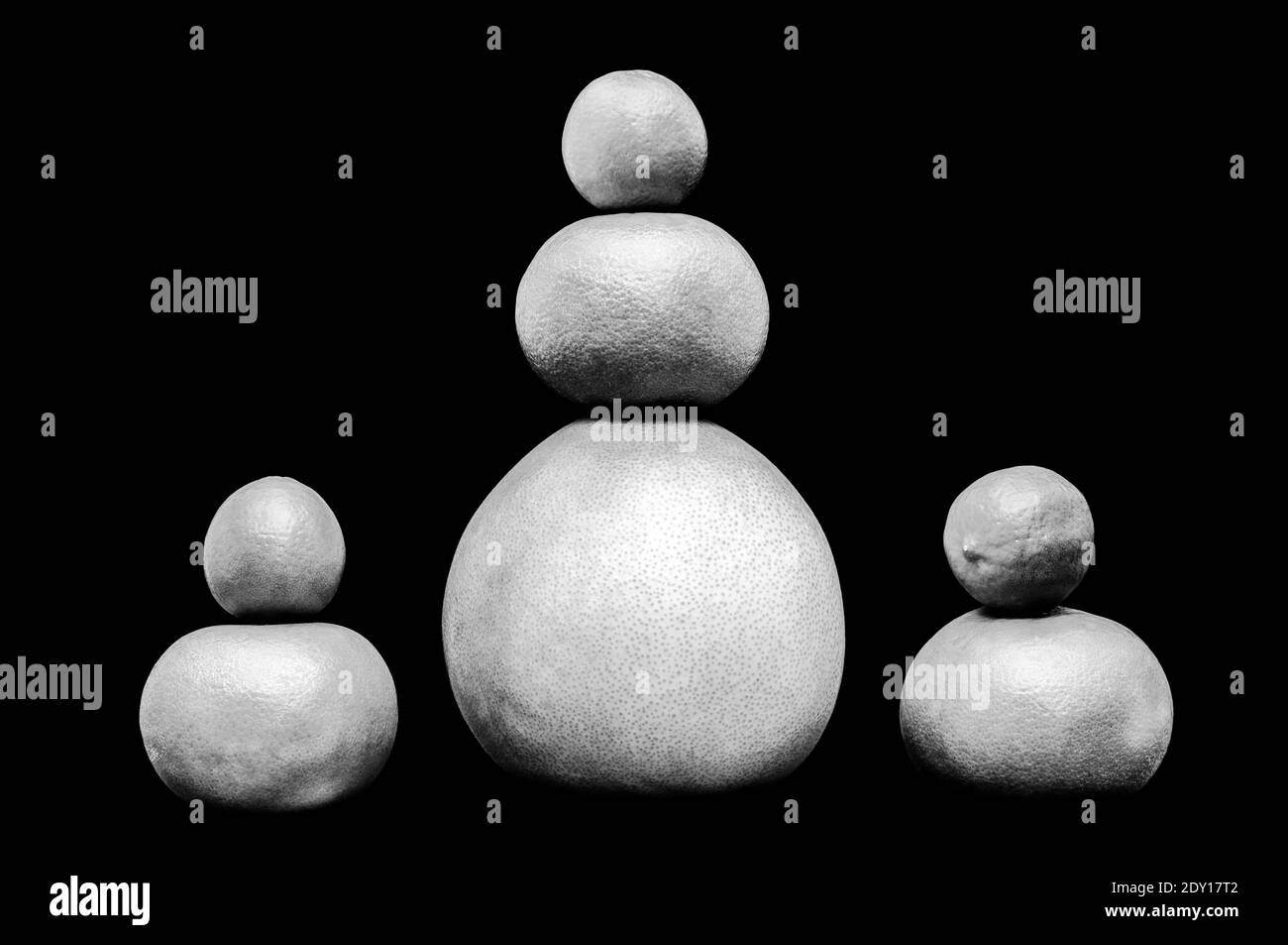 Monochrome Stuck Figuren Formen Sets aus grünen Zitrusfrüchten isoliert auf schwarzem Hintergrund. Limetten, Pomelo, Grapefruits. Stockfoto