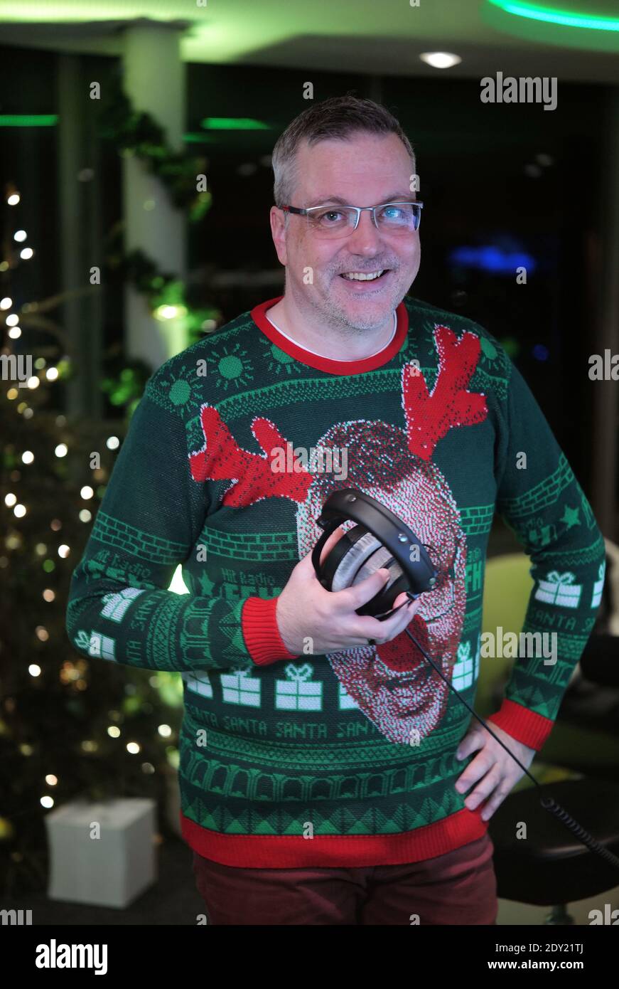 Radiomoderator Johannes Scherer posiert während seines siebenstündigen  Weihnachtsabendprogramms für ein Portraitbild, während die Ausbreitung der  Coronavirus-Krankheit (COVID-19) am 24. Dezember 2020 im Radiosender Hit  Radio FFH in Bad Vilbel ...