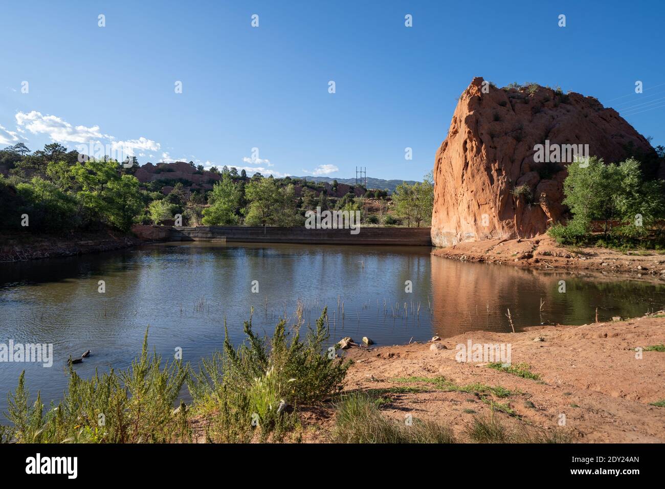 Red Rocks Open Space Wandergebiet, Blick auf einen großen Sandsteinfelsen und See, während der goldenen Stunde Stockfoto