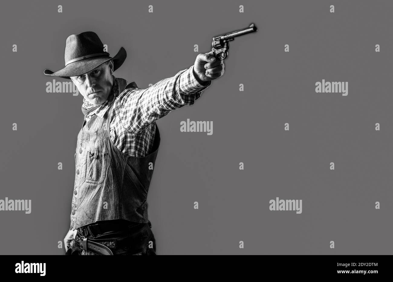 Cowboy mit Waffe. Amerikanischer Bandit in Maske, westlicher Mann mit Hut. Bauer oder Cowboy im Hut. Mann mit Cowboyhut, Pistole. West, Waffen Stockfoto