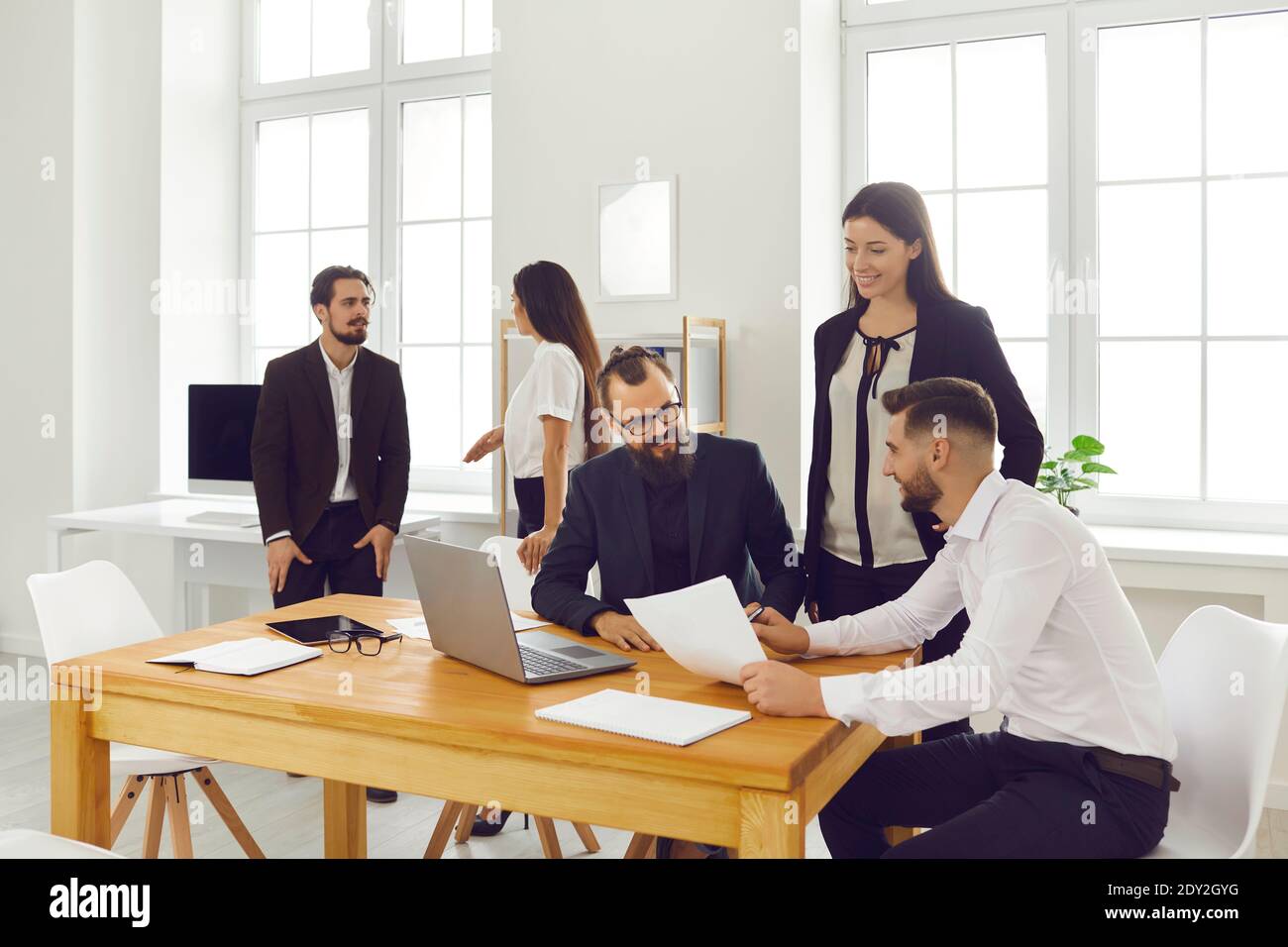 Junge Menschen kommunizieren, Startup-Ideen entwickeln, an Projekten im kreativen Arbeitsbereich arbeiten Stockfoto