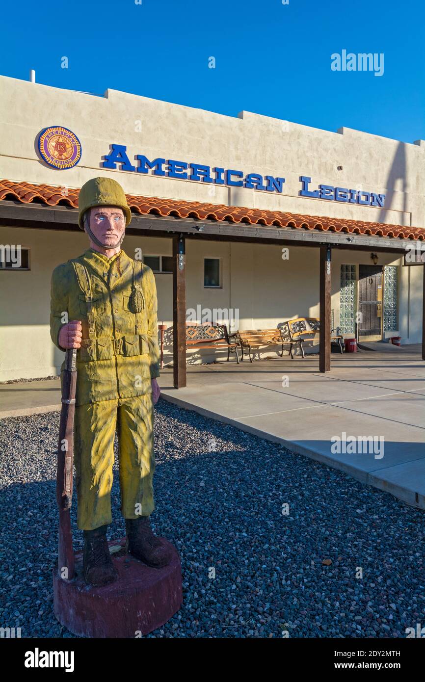 Arizona, Wickenburg, Holzstatue des Soldaten vor der American Legion Stockfoto