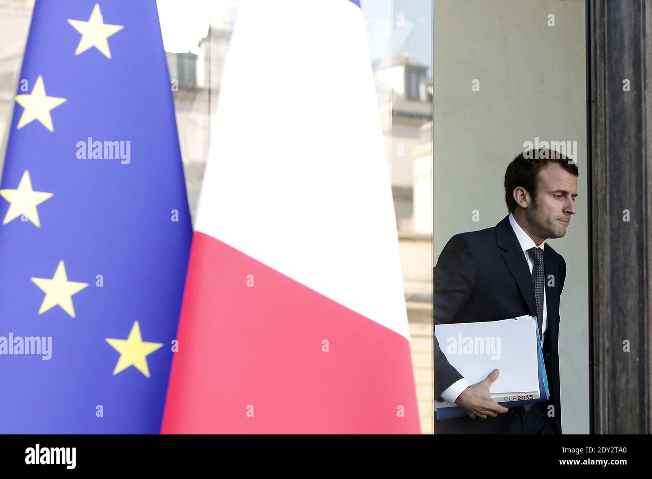 Der französische Wirtschaftsminister Emmanuel Macron verlässt am 10. september 2014 die wöchentliche Kabinettssitzung im Präsidentenpalast Elysee in Paris. Foto von Stephane Lemouton/ABACAPRESS.COM Stockfoto