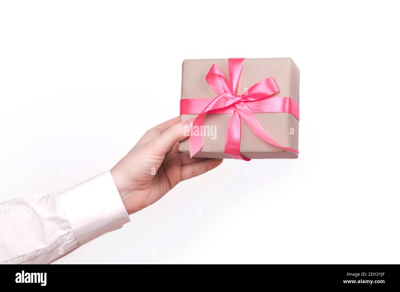 Geschenkbox mit rosa Band in männlicher Hand isoliert. Liebeskonzept, Valentinstag. Stockfoto