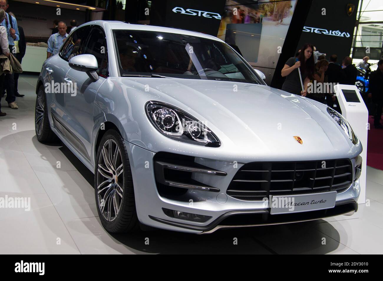 Der neue Porsche Macan Turbo beim Pressetag des Pariser Automobilsalon, bekannt als Mondial de l'Automobile in Paris, Frankreich, am 2. Oktober 2014. Foto von Nicolas Genin/ABACAPRESS.COM Stockfoto