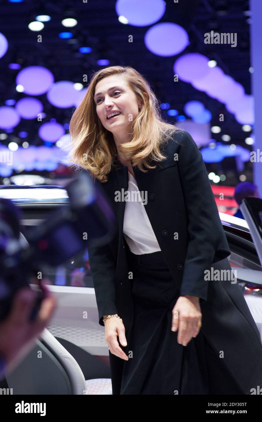 Julie Gayet posiert im Eolab Concept Car von Renault während des Pressetag 2 des Pariser Automobilsalon 2014 (Mondial de l'Automobile) am 2. Oktober 2014 in Paris, Frankreich. Foto Thierry Orban/Abacapress.com Stockfoto