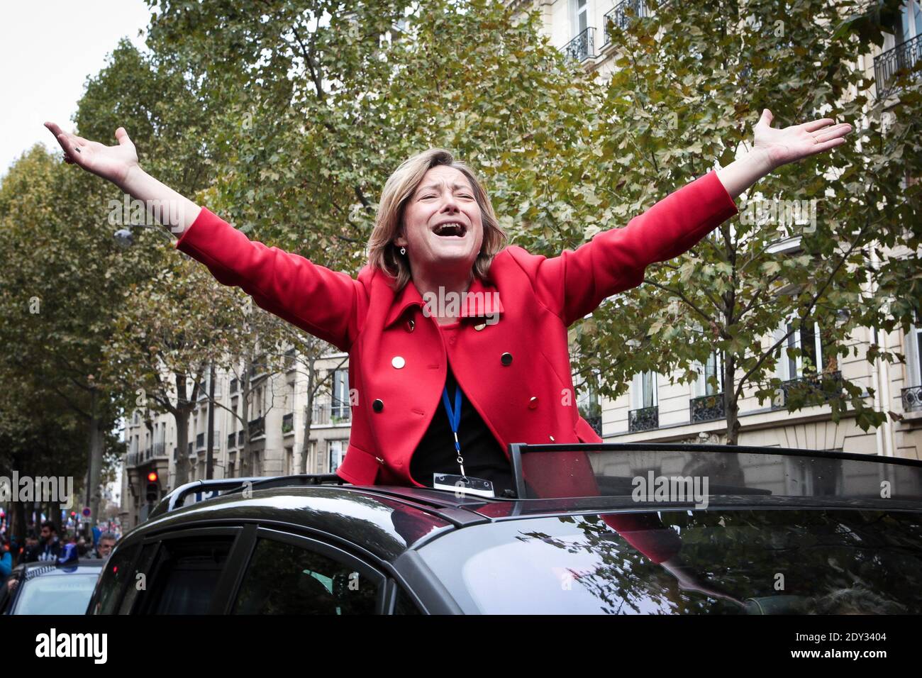 Ludovine de la Rochere und Zehntausende Demonstranten gingen am Sonntag, den 5. Oktober 2014, auf die Straßen von Paris, Frankreich, um sich gegen die von ihnen als familienfeindlich vertrat Politik der Regierung zu wehren. Die Protestierenden, darunter eine Mischung aus Hardliner-Katholiken und traditionellen Konservativen, erklärten ihren Widerstand gegen eine Reihe von Ursachen, darunter Leihmutter und künstliche Besamung für nicht-verheiratete Paare. Foto von Audrey Poree/ABACAPRESS.COM Stockfoto