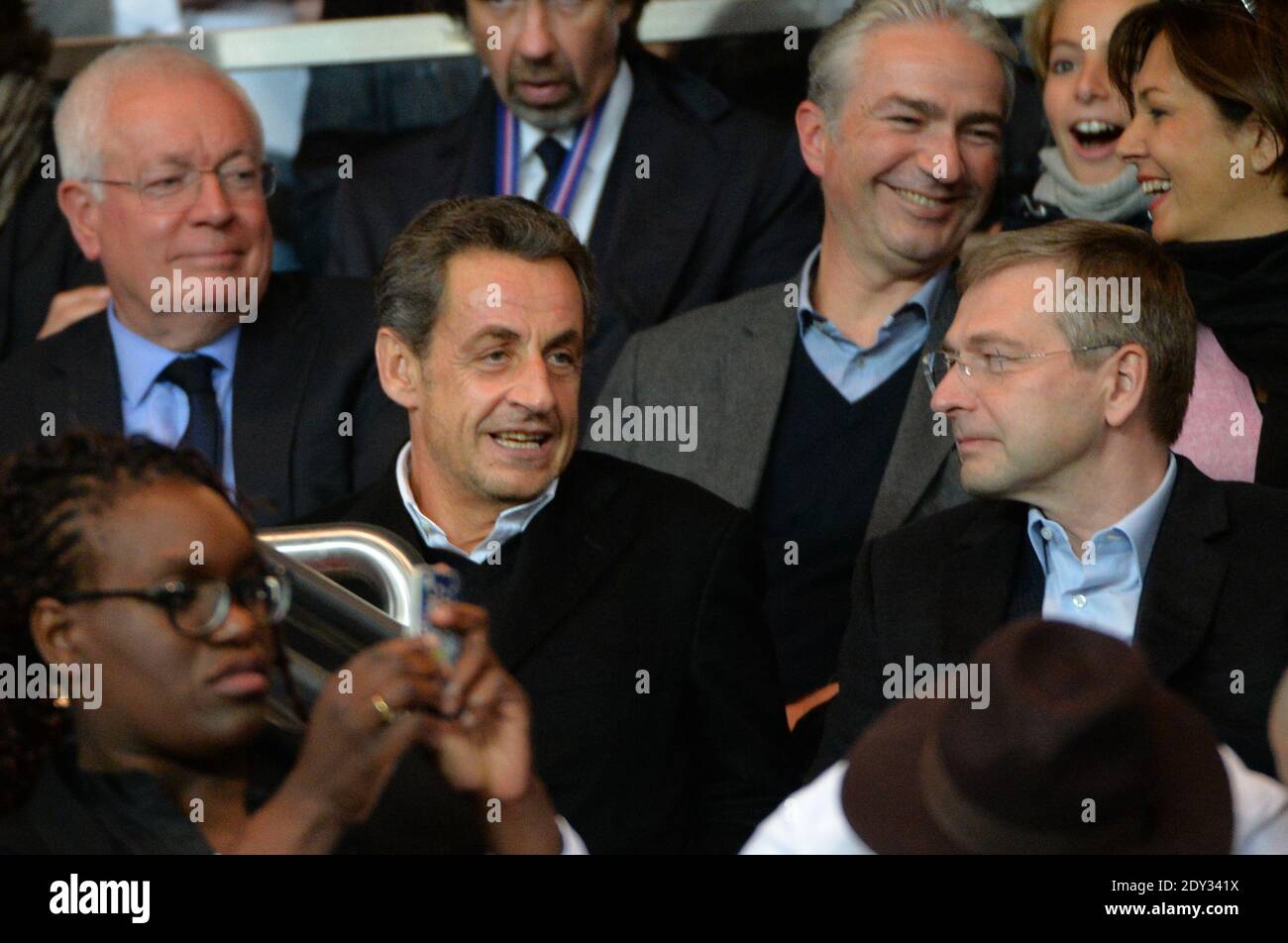 Der ehemalige französische Präsident Nicolas Sarkozy unterhält sich am 5. Oktober 2014 mit dem Präsidenten von Monaco, Dmitri Rybolovlev, beim Fußballspiel der Ersten Liga, Paris Saint-Germain (PSG) gegen AS Monaco (ASM) im Stadion Parc des Princes in Paris. Das Spiel endete in einem Unentschieden von 1-1. Foto von Christian Liewig/ABACAPRESS.COM Stockfoto