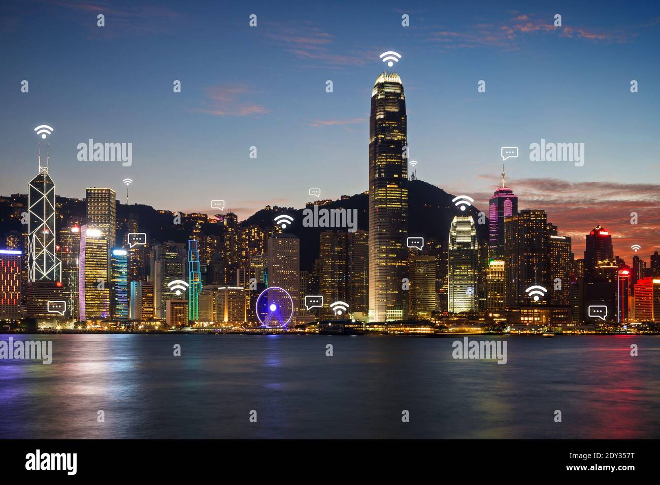 Skyline von Hong Kong Island in Hong Kong, China, in der Abenddämmerung. Wireless-Netzwerkverbindung, WiFi, Smart City und Online-Messaging-Konzept Bild. Stockfoto