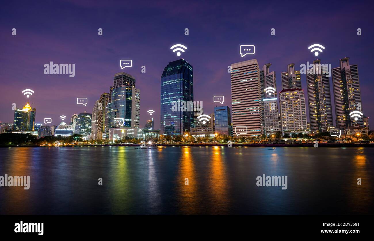 Städtische Skyline von Bangkok, Thailand, in der Abenddämmerung. Wireless-Netzwerkverbindung, WiFi, Smart City und Online-Messaging-Konzept Bild. Stockfoto