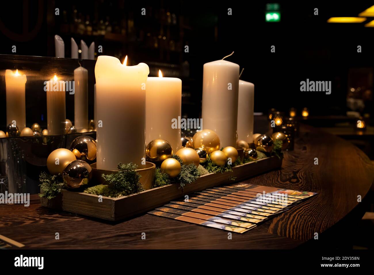 Beleuchtete Kerzen auf dem Tisch Stockfotografie - Alamy