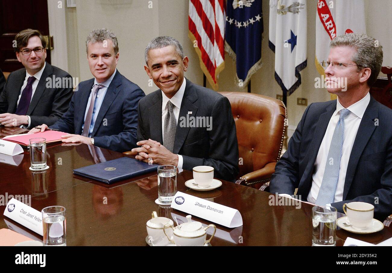 Präsident Barack Obama trifft sich mit den Finanzaufsichtsbehörden, darunter Jason Furman, Vorsitzender des (L-R) Wirtschaftsberatungsrats, Jeffrey Zenters, Direktor des Wirtschaftsrats des US-Bundesministeriums für Wirtschaft und Finanzen, Shaun Donovan, im Roosevelt Room des Weißen Hauses am 6. Oktober 2014 in Washington, DC. Foto von Olivier Douliery/ABACAUSA.com Stockfoto