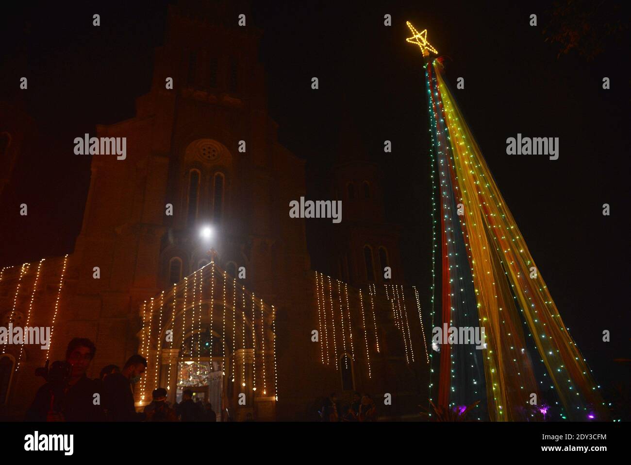 Pakistanische Christen Gläubige besuchen Mitte der Nacht Weihnachtsmesse besonderen Gottesdienst vor weihnachten Feiern in St. Anthony's Church in Lahore. Stockfoto