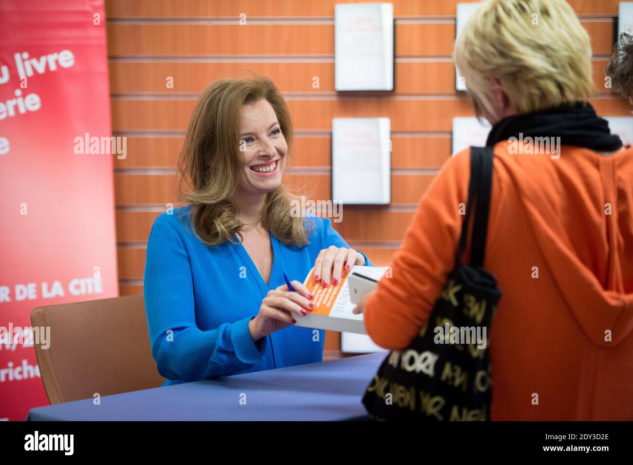 Valerie Trierweiler, die ehemalige Gefährtin des französischen Präsidenten Francois Hollande, signiert am 10. Oktober 2014 Kopien ihres Buches mit dem Titel 'Merci pour ce Moment' ('Danke für diesen Moment') im Buchladen Richer in ihrer Heimatstadt Angers in Zentralfrankreich. Das umstrittene Buch, in dem sie sich mit der Partitur abfinden, handelt von ihrer siebenjährigen Beziehung zu Präsident Hollande und enthüllt peinliche Details über ihn. Foto von Nicolas Gouhier/ABACAPRESS.COM Stockfoto