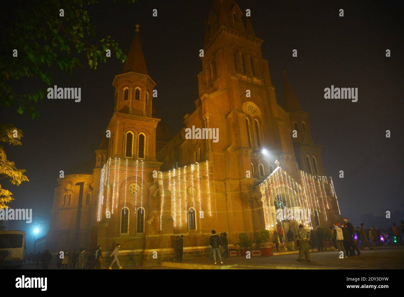 Pakistanische Christen Gläubige besuchen Mitte der Nacht Weihnachtsmesse besonderen Gottesdienst vor weihnachten Feiern in St. Anthony's Church in Lahore. Stockfoto
