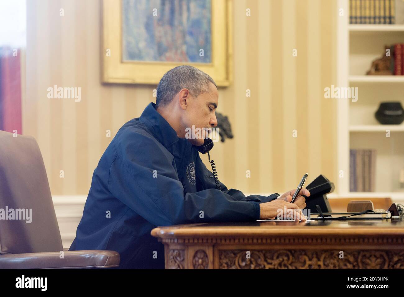 US-Präsident Barack Obama telefoniert mit Sylvia Burwell, der Sekretärin des Gesundheits- und Sozialwesens, um im Oval Office des Weißen Hauses in Washington DC, USA, am 12. Oktober 2014 ein Update über die Reaktion auf die Ebola-Diagnose in Dallas zu erhalten. Foto von Michael Reynolds/Pool/ABACAPRESS.COM Stockfoto