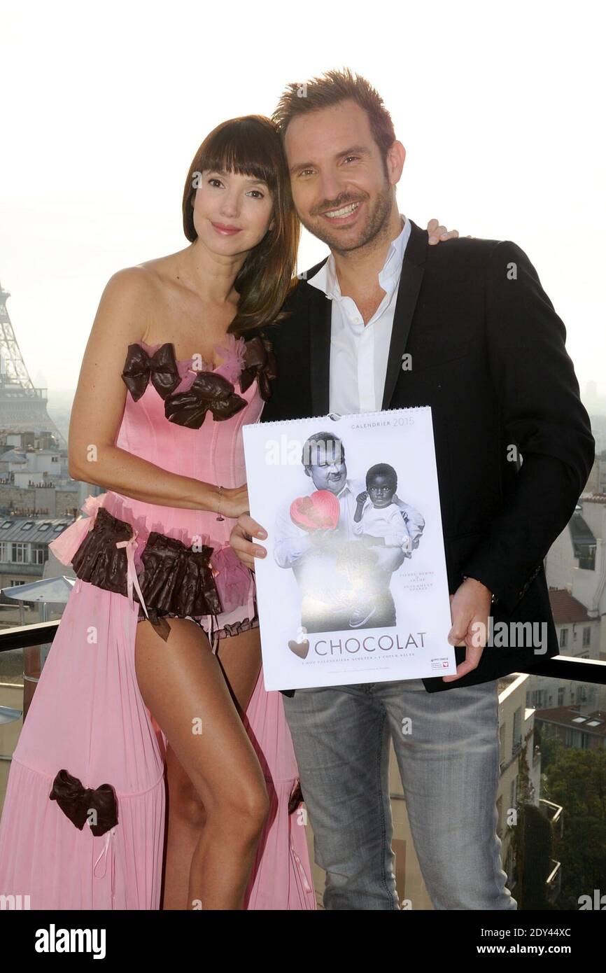 EXKLUSIV. Christophe Michalak posiert mit Delphine Mc Carthy beim Anbringen ihres Schokoladenkleides (Schokoladenhersteller Patrice Chapon, Stylistin Fifi Chachnil) am 11. Oktober 2014 in Paris, Frankreich anlässlich der 20. Schokoladenmesse. Die Chocolate Fashion Show wird bei der Eröffnung der Messe am 28. oktober stattfinden. Make up BU Make up für immer, Frisur von Franck Provost. Foto von Alban Wyters/ABACAPRESS.COM Stockfoto