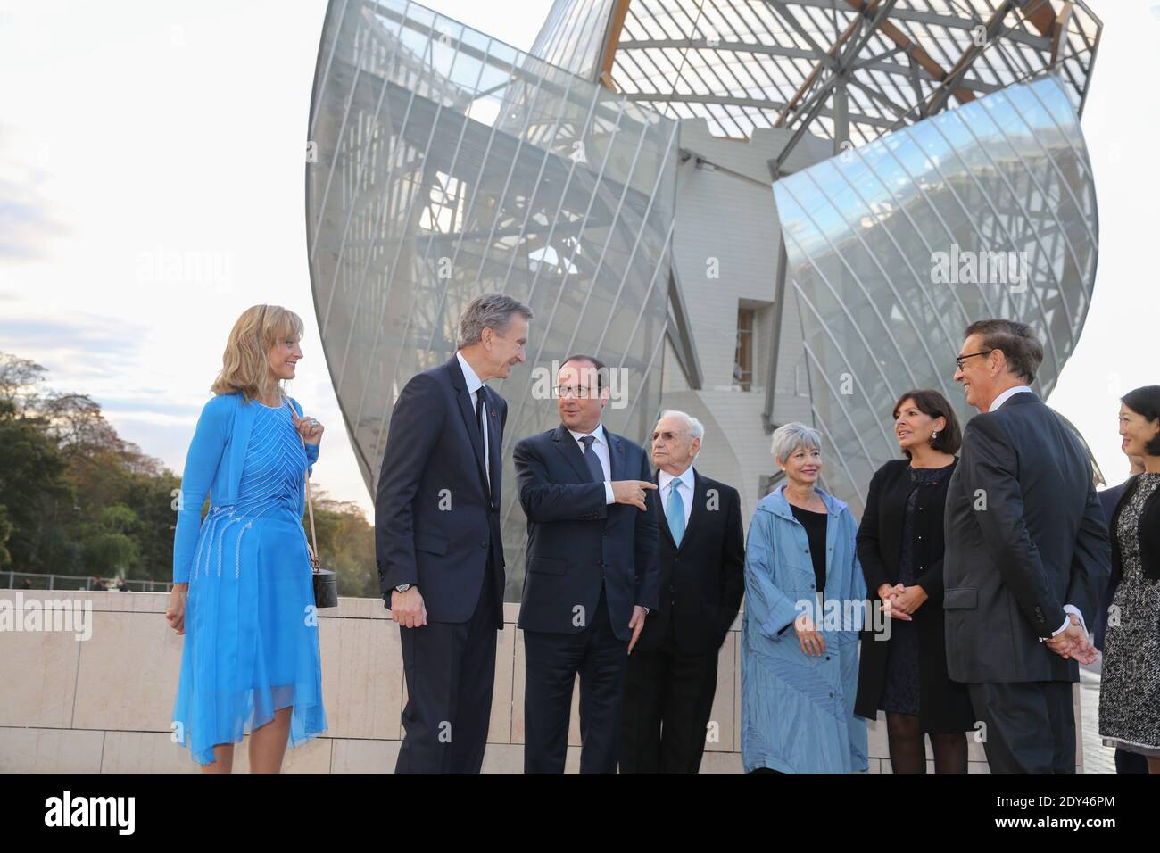 (L-R) Helene Mercier-Arnault, LVMH CEO Bernard Arnault, Präsident Francois Hollande, der kanadisch-amerikanische Architekt Frank Gehry, Frau Berta Isabel Aguilera, die Pariser Bürgermeisterin Anne Hidalgo und der Minister für Kultur und Kommunikation Fleur Pellerin bei der Einweihung der Louis Vuitton Stiftung, eine Woche vor ihrer offiziellen Eröffnung für die Öffentlichkeit, in Paris, Frankreich am 20. Oktober 2014. Photo Pool von Hamilton/ABACAPRESS.COM Stockfoto