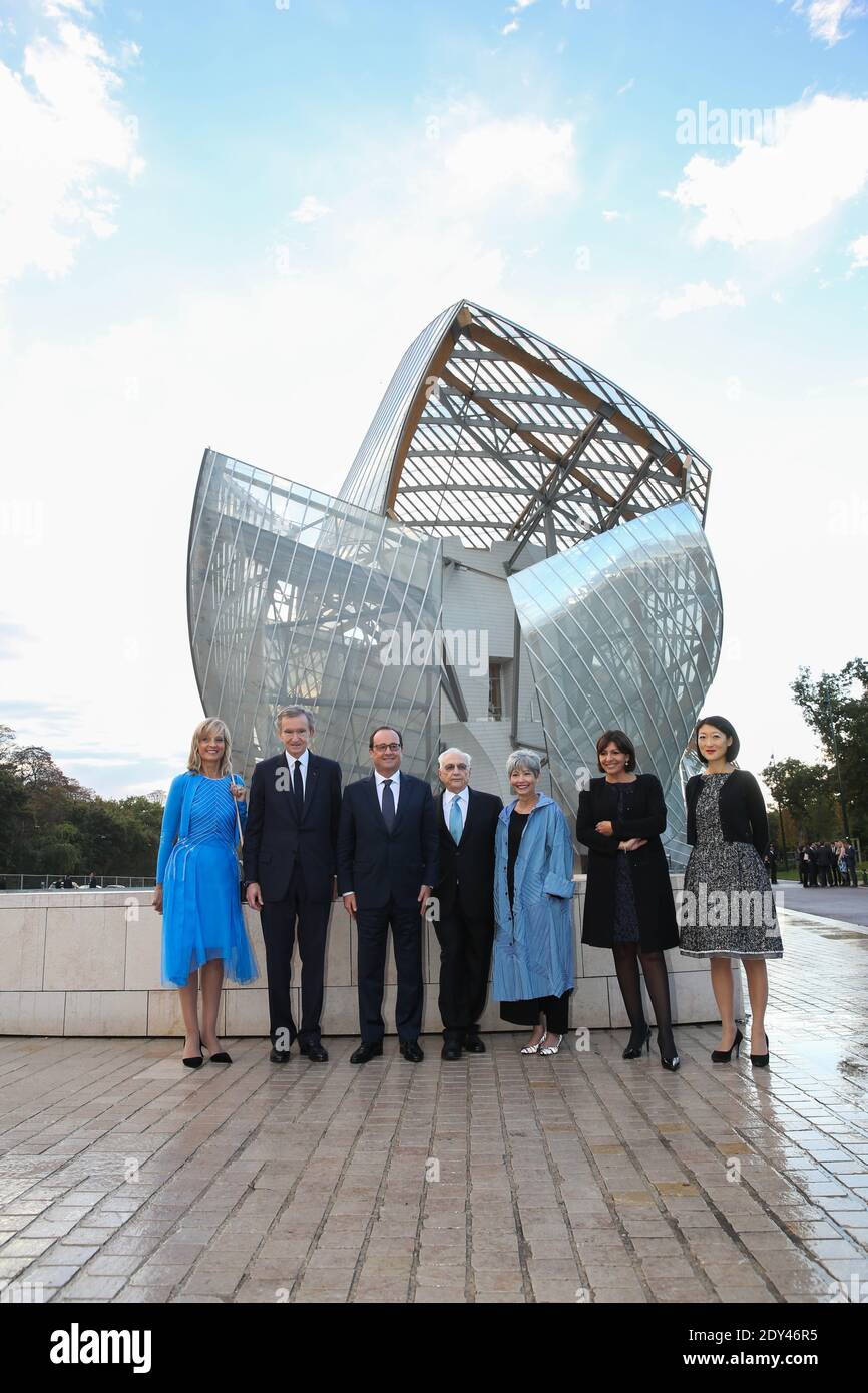 (L-R) Helene Mercier-Arnault, LVMH CEO Bernard Arnault, Präsident Francois Hollande, der kanadisch-amerikanische Architekt Frank Gehry, Frau Berta Isabel Aguilera, die Pariser Bürgermeisterin Anne Hidalgo und der Minister für Kultur und Kommunikation Fleur Pellerin bei der Einweihung der Louis Vuitton Stiftung, eine Woche vor ihrer offiziellen Eröffnung für die Öffentlichkeit, in Paris, Frankreich am 20. Oktober 2014. Photo Pool von Hamilton/ABACAPRESS.COM Stockfoto