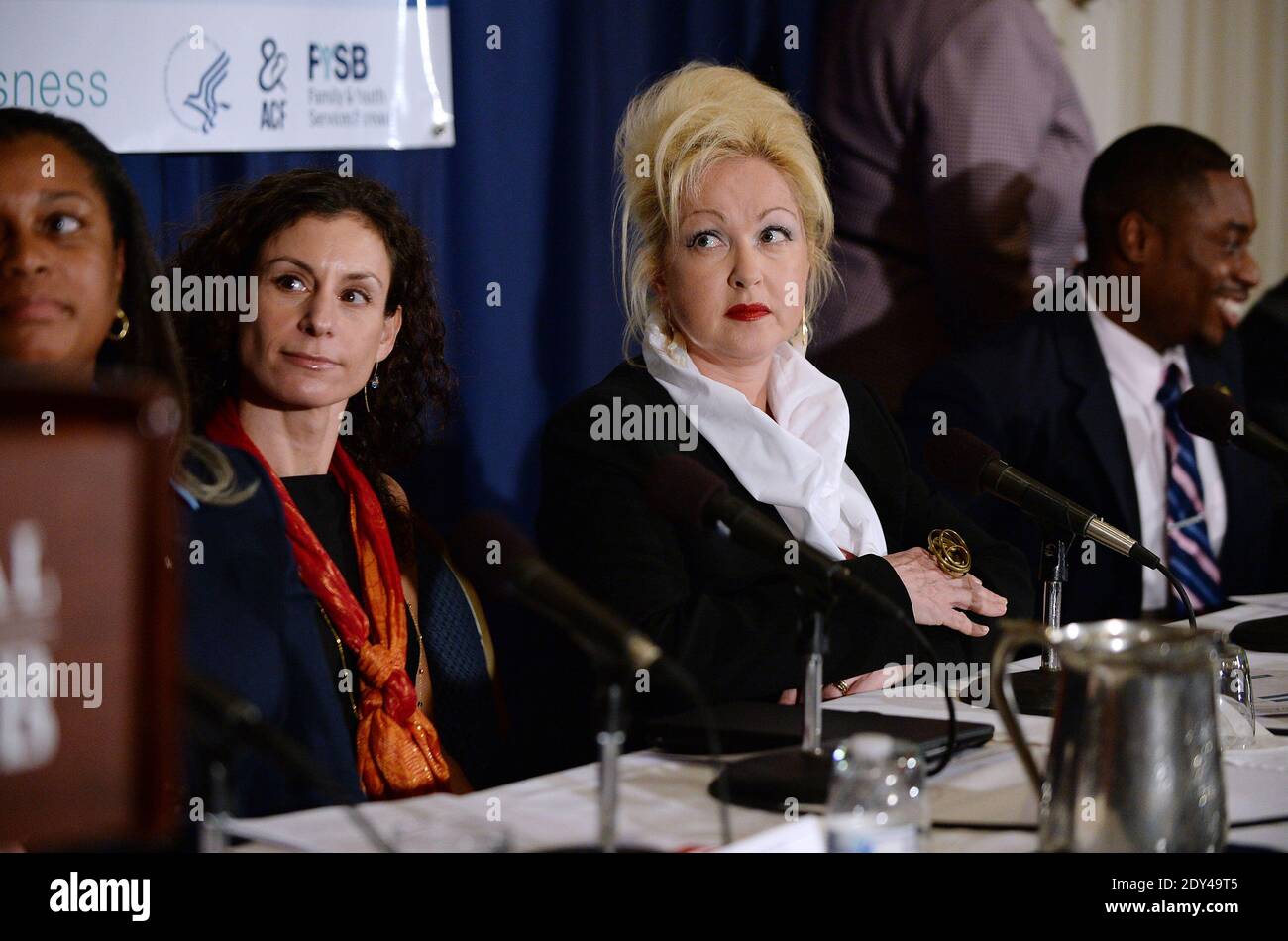 Der Musiker Cyndi Lauper, Mitbegründer des True Colors Fund und des Gesundheits- und Sozialbüros für Familien- und Jugenddienste nehmen an einer Diskussion mit dem Titel „Ending Youth Homelessness: A Call to Action“ im National Press Club am 22. Oktober 2014 in Washington, DC, USA Teil. Foto von Olivier Douliery/ABACAPRESS.COM Stockfoto