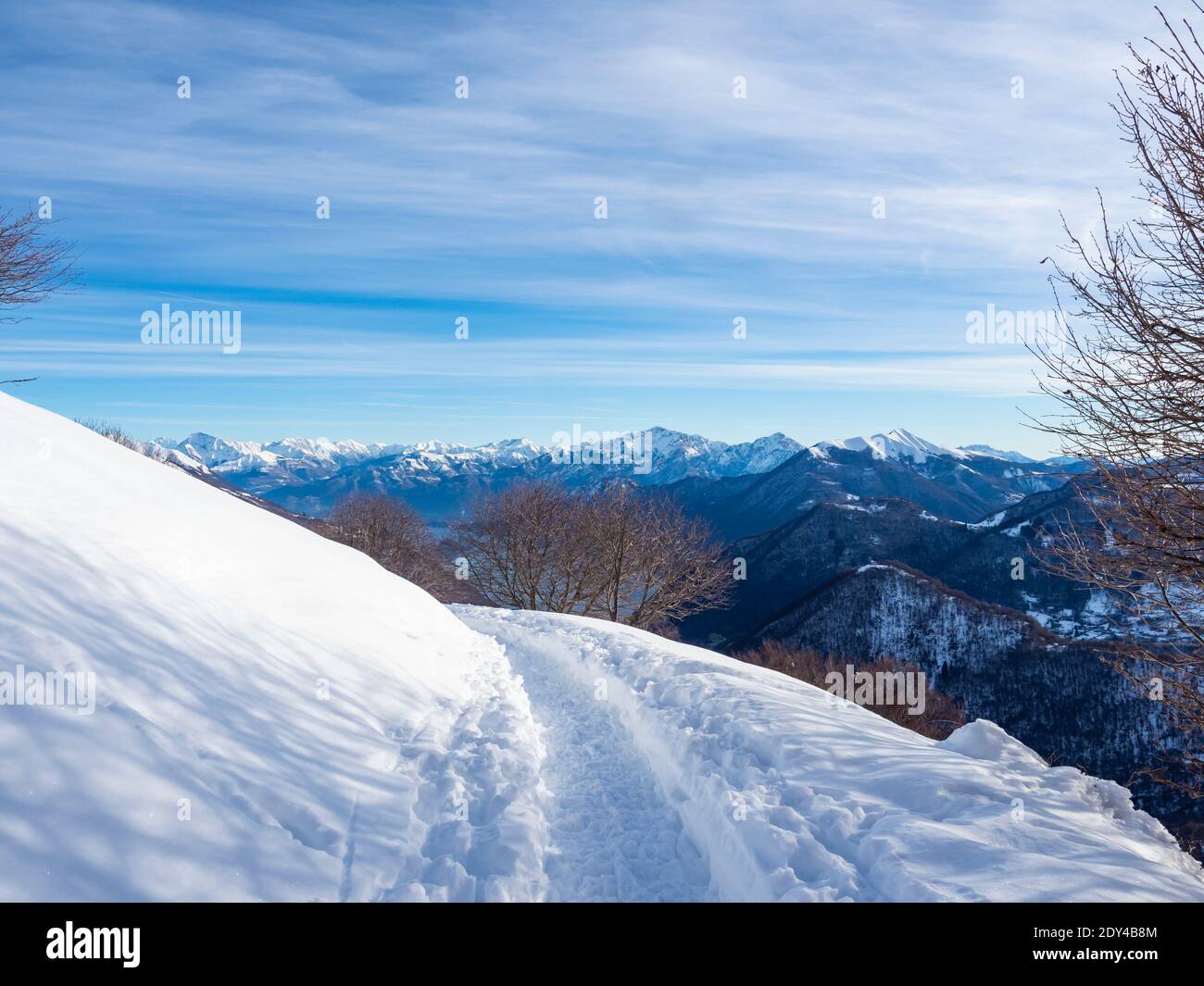 Weg im Schnee in den italienischen alpen von Valle Intelvi Stockfoto