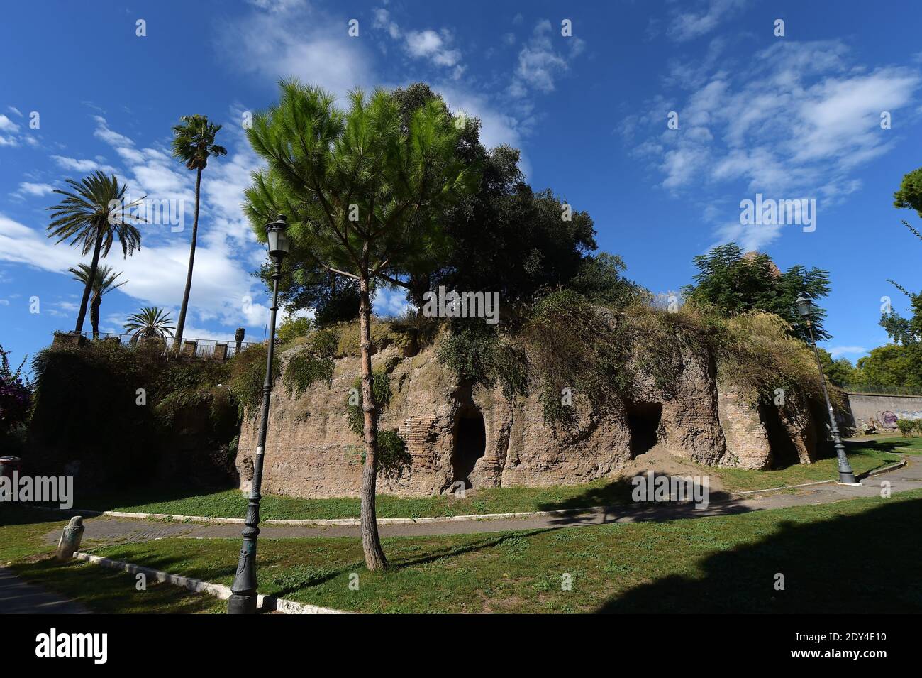 Ein Blick auf die unterirdische antike Domus Aurea-Stätte (Goldenes Haus), die opulente Villa, die der römische Kaiser Nero am 24. Oktober 2014 in Rom, Italien, erbaut hat. Der goldene Palast, den Kaiser Nero als Denkmal für sich selbst erbauen ließ, nachdem die Hälfte des alten Roms vom Feuer verzehrt wurde, wird wieder für die Öffentlichkeit geöffnet, obwohl seine Renovierung noch nicht abgeschlossen ist. Der Hauptpalast des 'Domus Aurea' oder 'Golden House' Komplexes, der einst einen künstlichen See, wo das Kolosseum heute steht, umfasste, wurde 2005 für Notreparaturen geschlossen und 2007 kurz wieder eröffnet, bevor er wieder geschlossen wurde. Die Besuche finden am statt Stockfoto