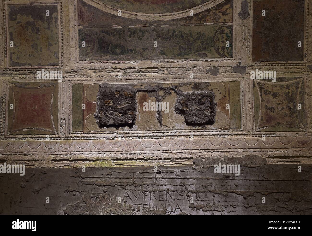 Ein Blick auf die unterirdische antike Domus Aurea-Stätte (Goldenes Haus), die opulente Villa, die der römische Kaiser Nero am 24. Oktober 2014 in Rom, Italien, erbaut hat. Der goldene Palast, den Kaiser Nero als Denkmal für sich selbst erbauen ließ, nachdem die Hälfte des alten Roms vom Feuer verzehrt wurde, wird wieder für die Öffentlichkeit geöffnet, obwohl seine Renovierung noch nicht abgeschlossen ist. Der Hauptpalast des 'Domus Aurea' oder 'Golden House' Komplexes, der einst einen künstlichen See, wo das Kolosseum heute steht, umfasste, wurde 2005 für Notreparaturen geschlossen und 2007 kurz wieder eröffnet, bevor er wieder geschlossen wurde. Die Besuche finden am statt Stockfoto